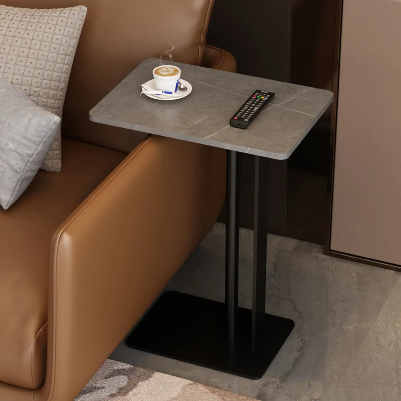 Table d'appoint minimaliste en forme de C en pierre frittée blanche pour canapé