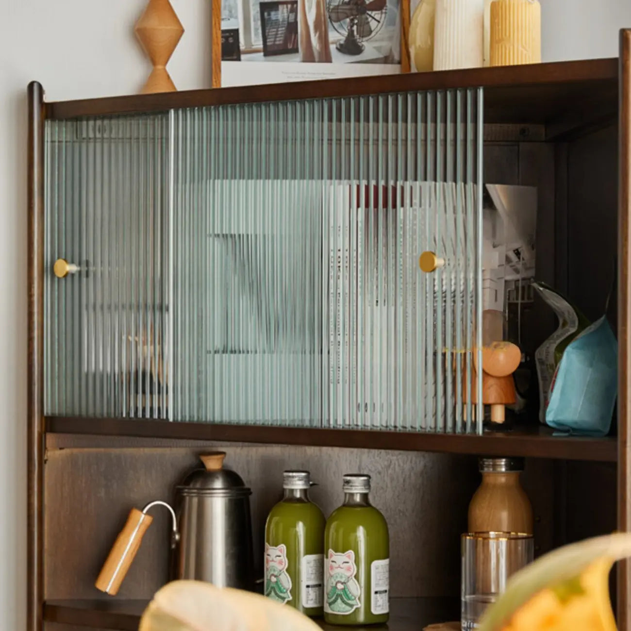Mobiletto da cucina retrò a 3 gambe in legno per l'arredamento del soggiorno