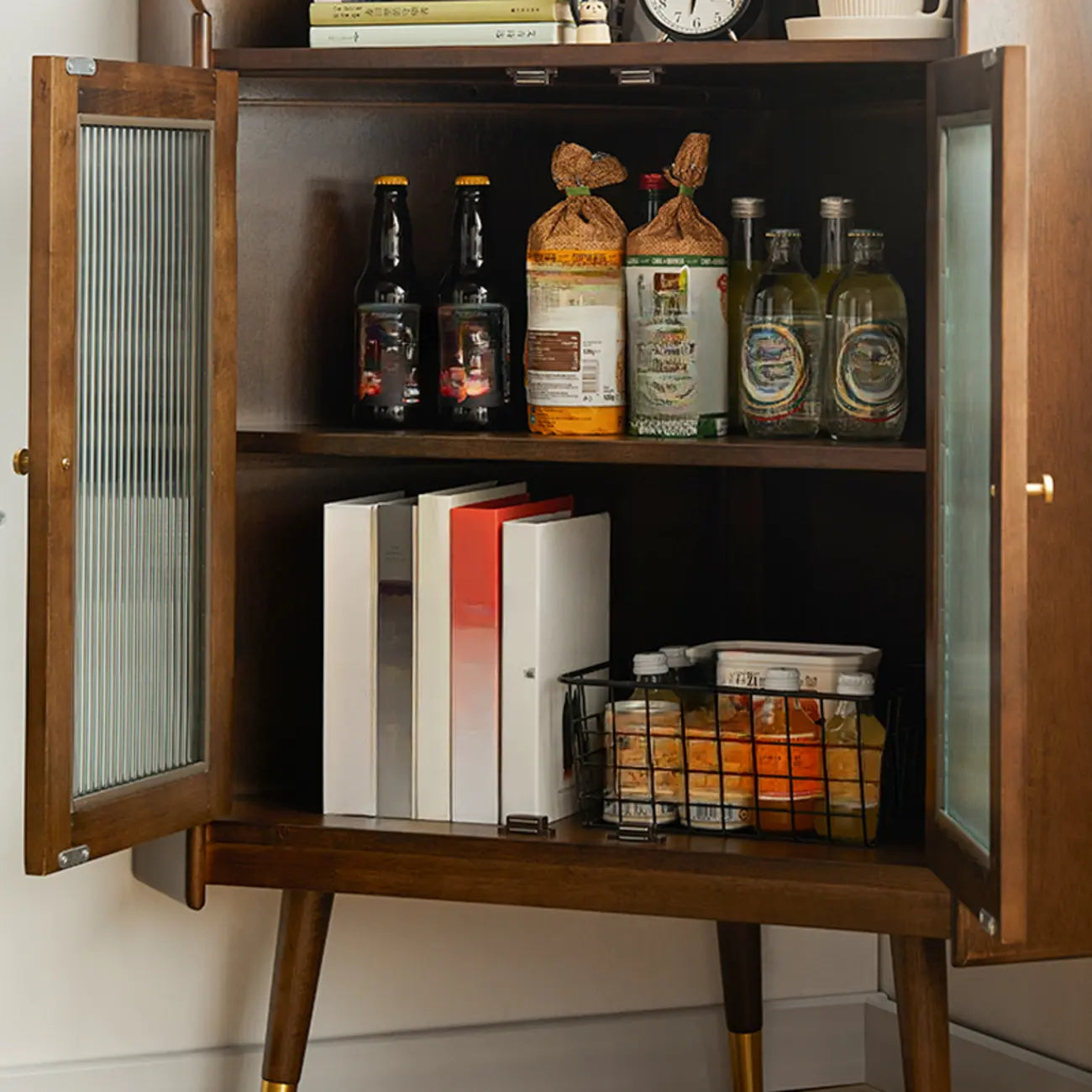 Mobiletto da cucina retrò a 3 gambe in legno per l'arredamento del soggiorno