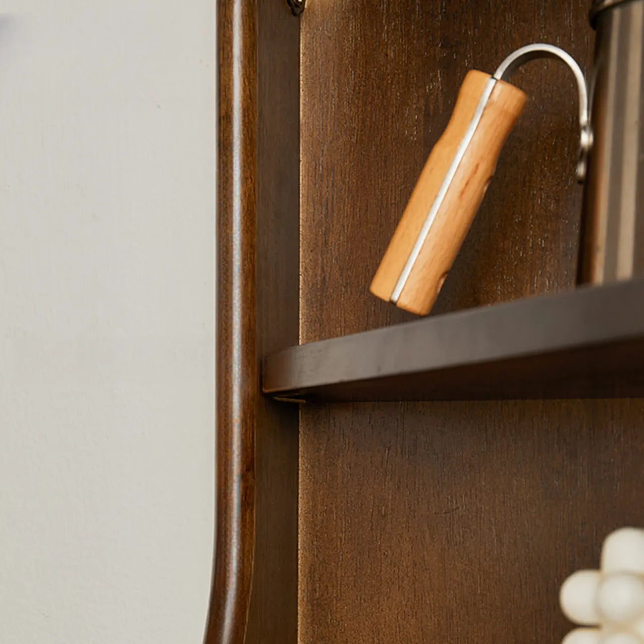 Mobiletto da cucina retrò a 3 gambe in legno per l'arredamento del soggiorno