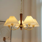 Lustre vintage en bois avec abat-jour plissé beige