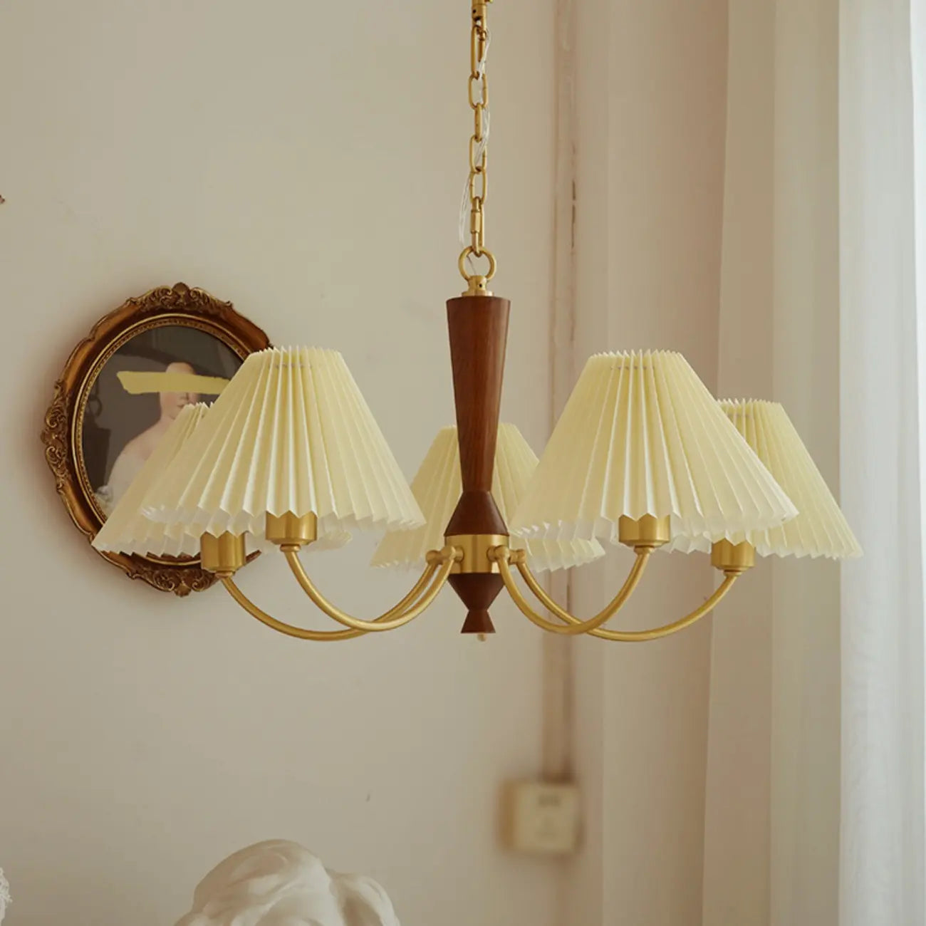 Lustre vintage en bois avec abat-jour plissé beige