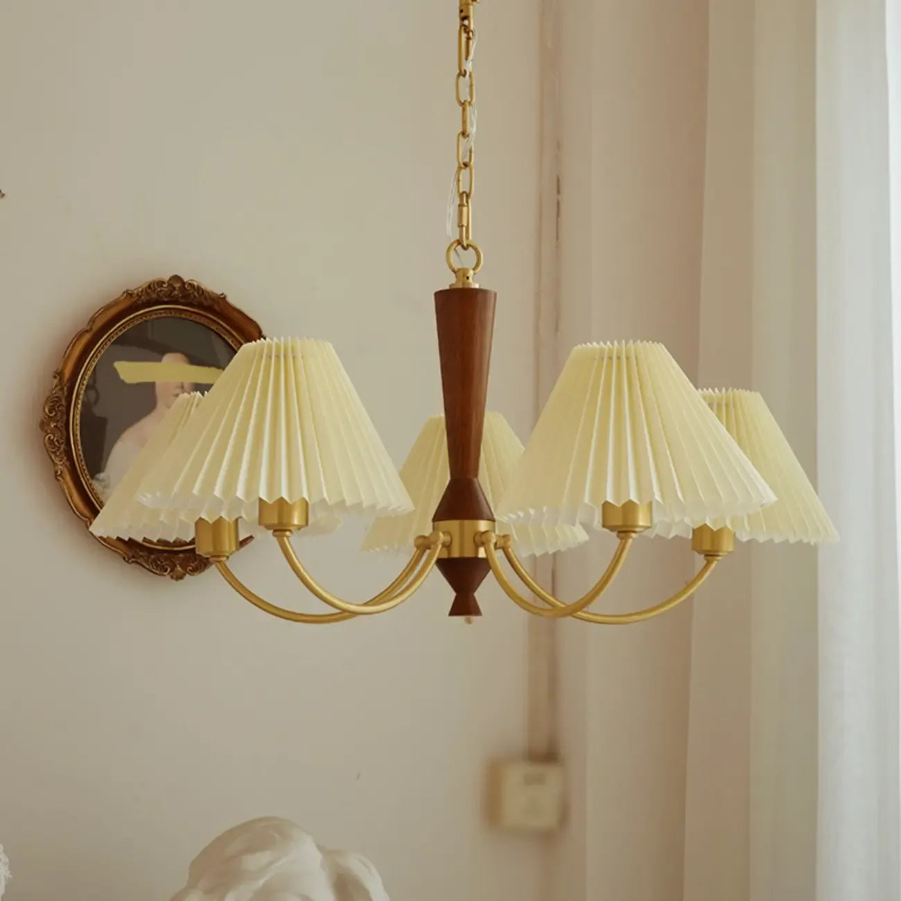 Lustre vintage en bois avec abat-jour plissé beige