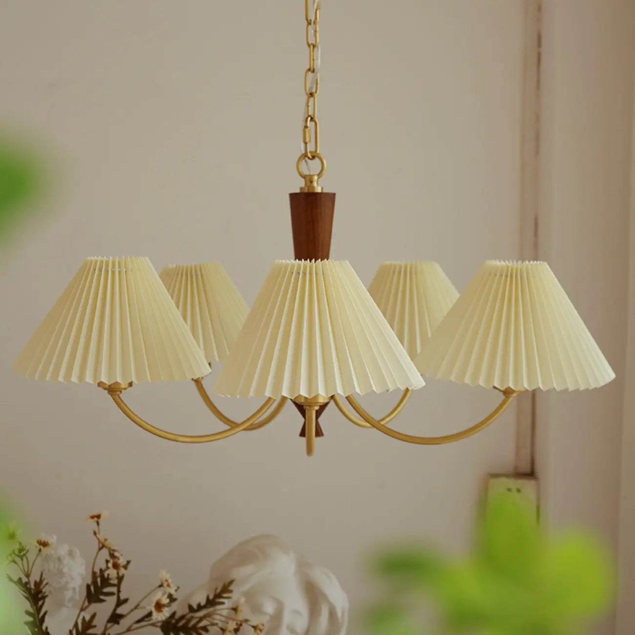 Lustre vintage en bois avec abat-jour plissé beige