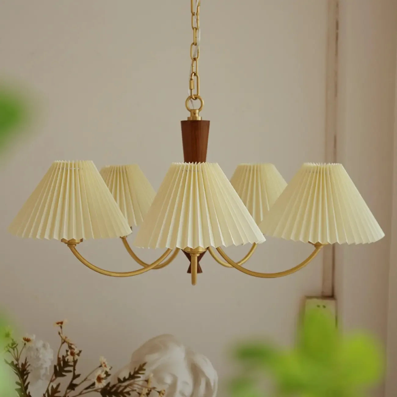 Lustre vintage en bois avec abat-jour plissé beige