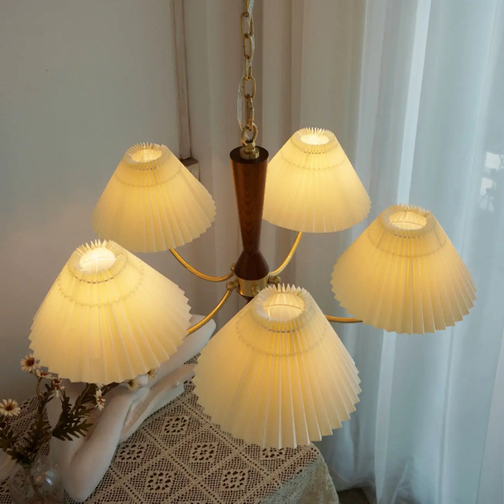 Lustre vintage en bois avec abat-jour plissé beige