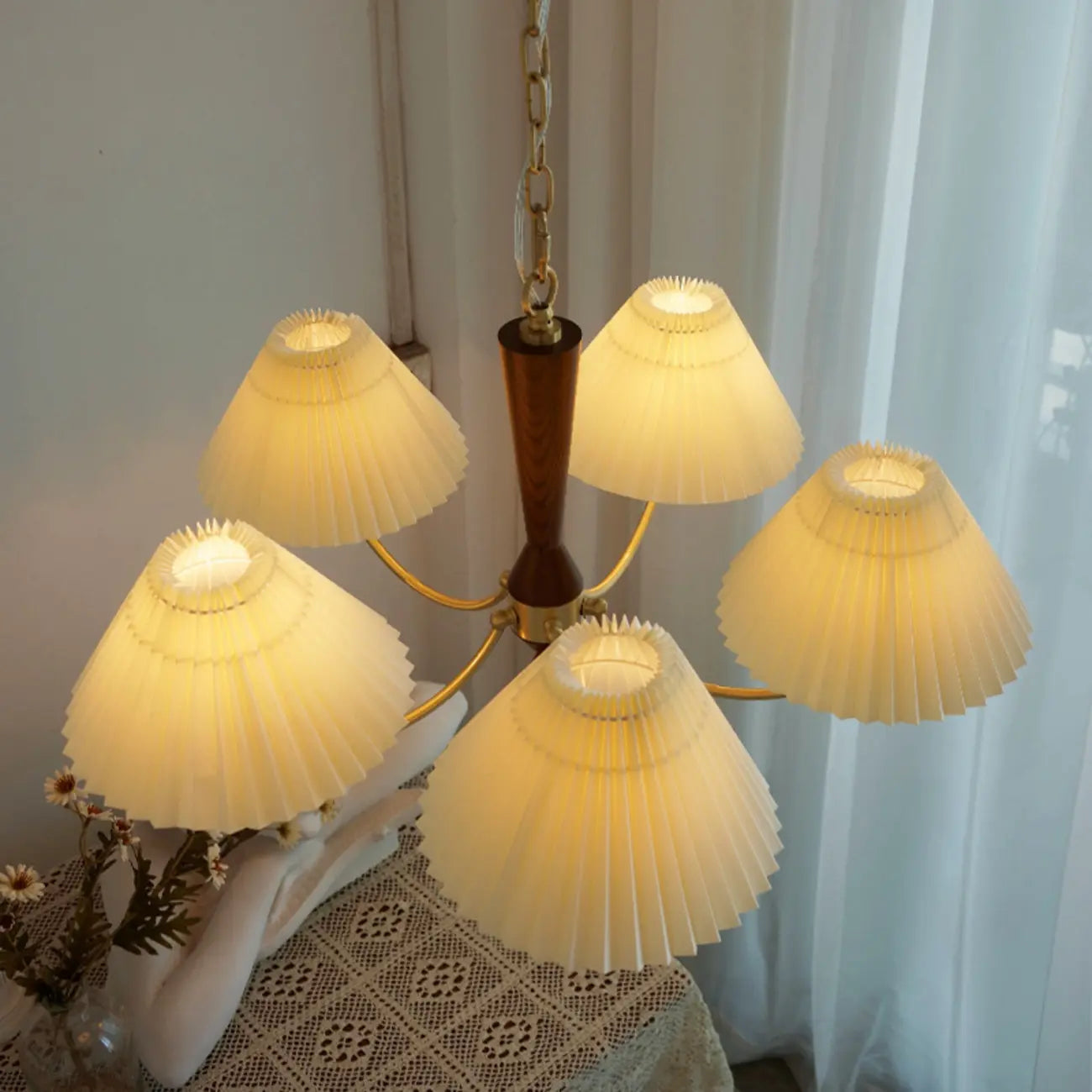 Lustre vintage en bois avec abat-jour plissé beige