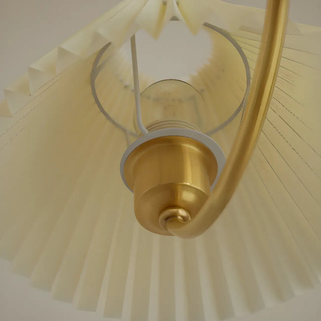 Lustre vintage en bois avec abat-jour plissé beige