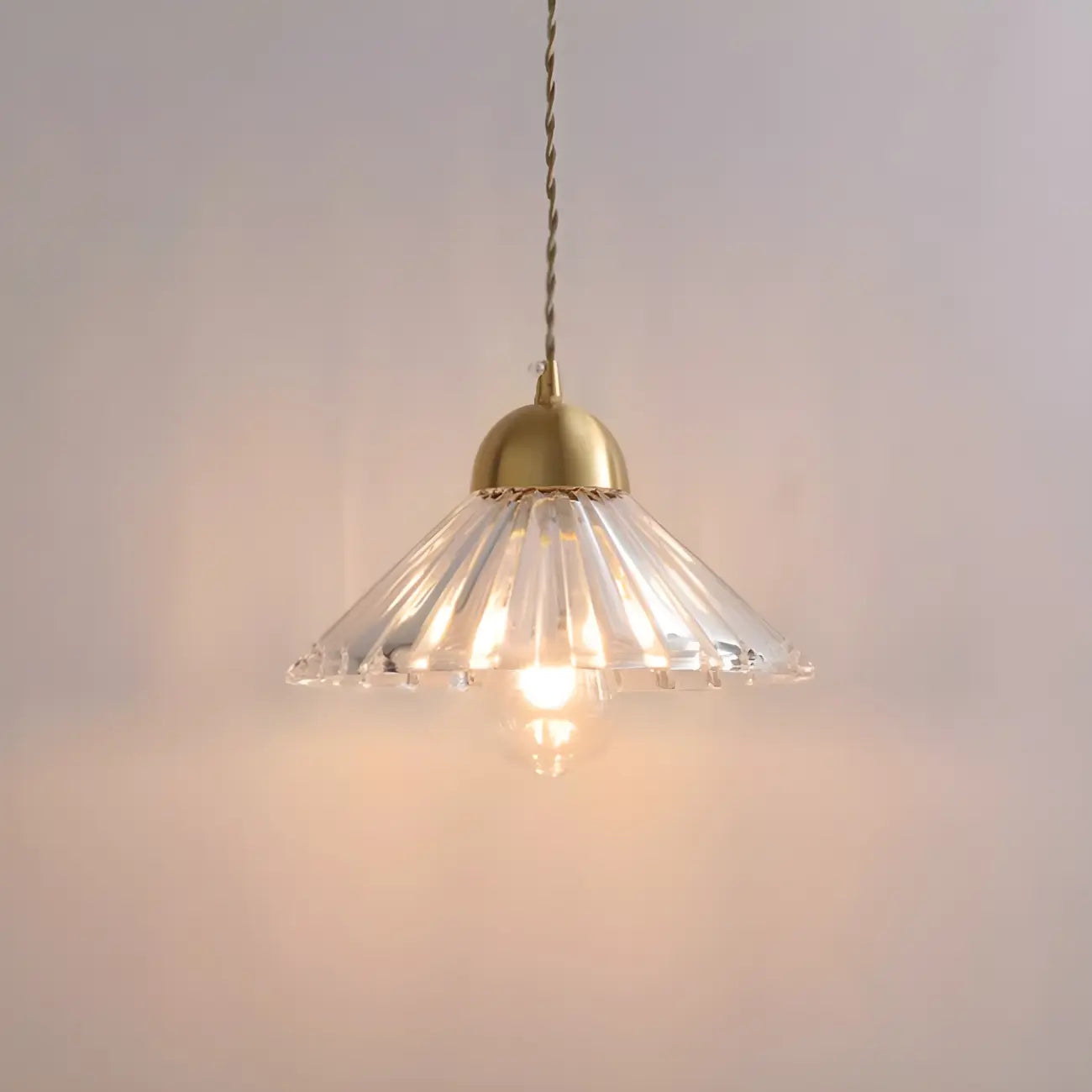 Suspension moderne en verre transparent à motif conique pour salon