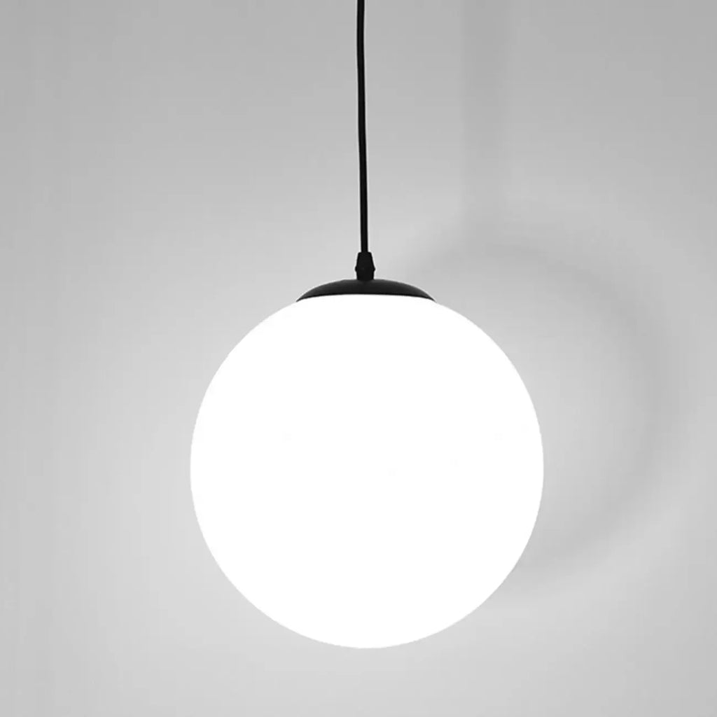 Suspension moderne en verre blanc avec globe