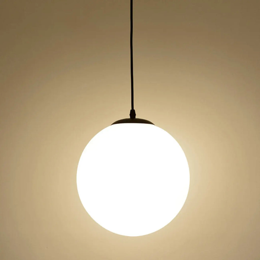 Suspension moderne en verre blanc avec globe