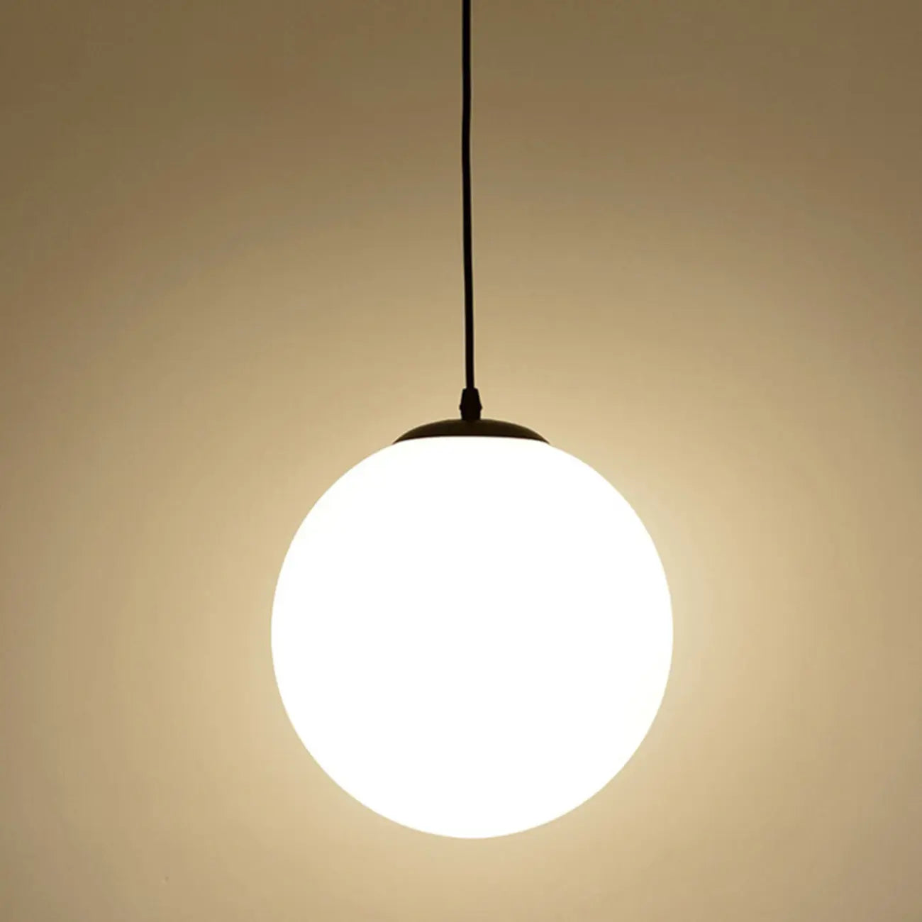 Suspension moderne en verre blanc avec globe