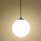 Suspension moderne en verre blanc avec globe