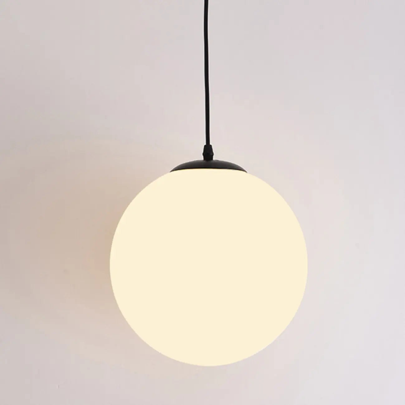 Suspension moderne en verre blanc avec globe