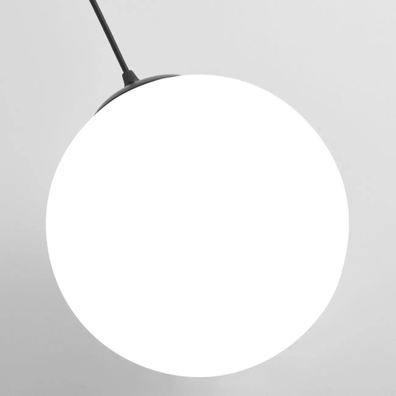 Suspension moderne en verre blanc avec globe
