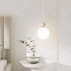 Suspension LED élégante en verre opalin avec détails de perles