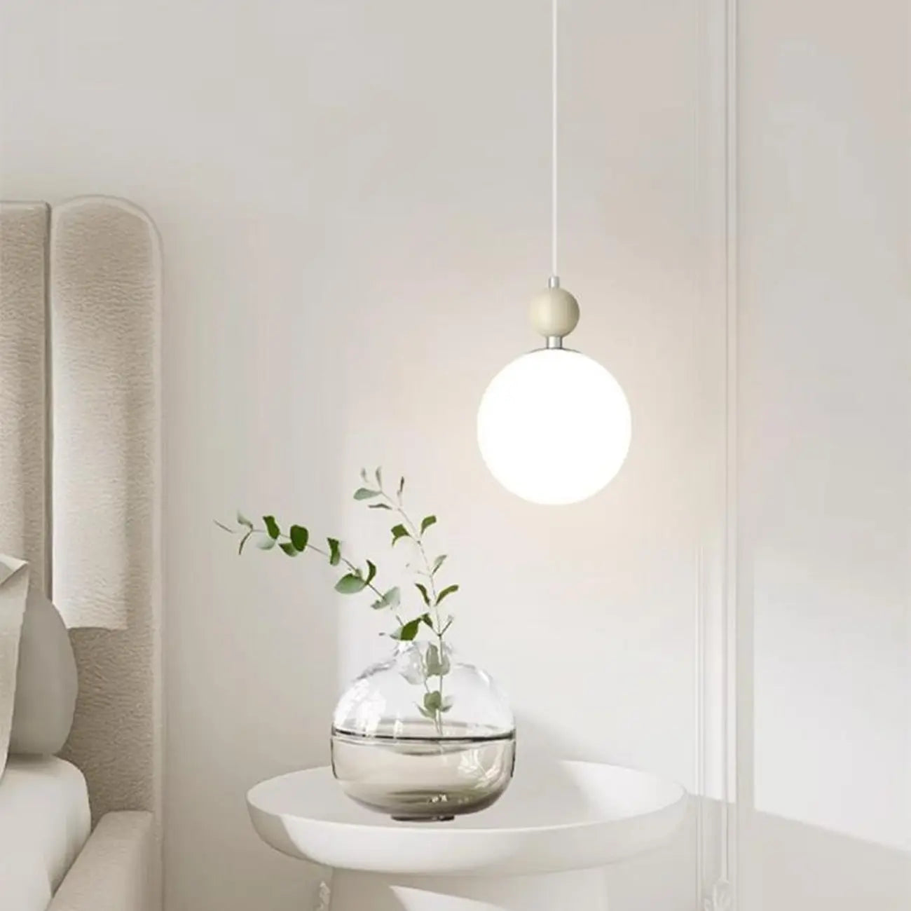 Suspension LED élégante en verre opalin avec détails de perles