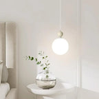 Suspension LED élégante en verre opalin avec détails de perles