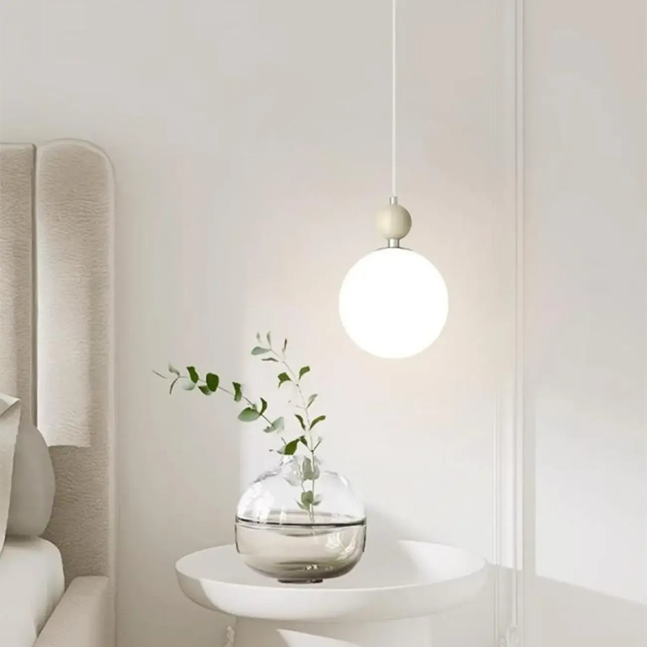 Suspension LED élégante en verre opalin avec détails de perles