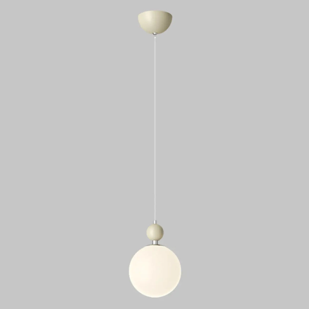 Suspension LED élégante en verre opalin avec détails de perles
