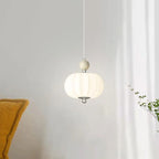 Suspension LED élégante en verre opalin avec détails de perles