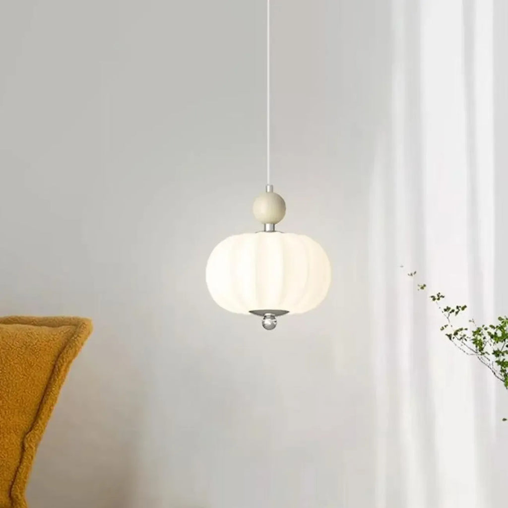 Suspension LED élégante en verre opalin avec détails de perles