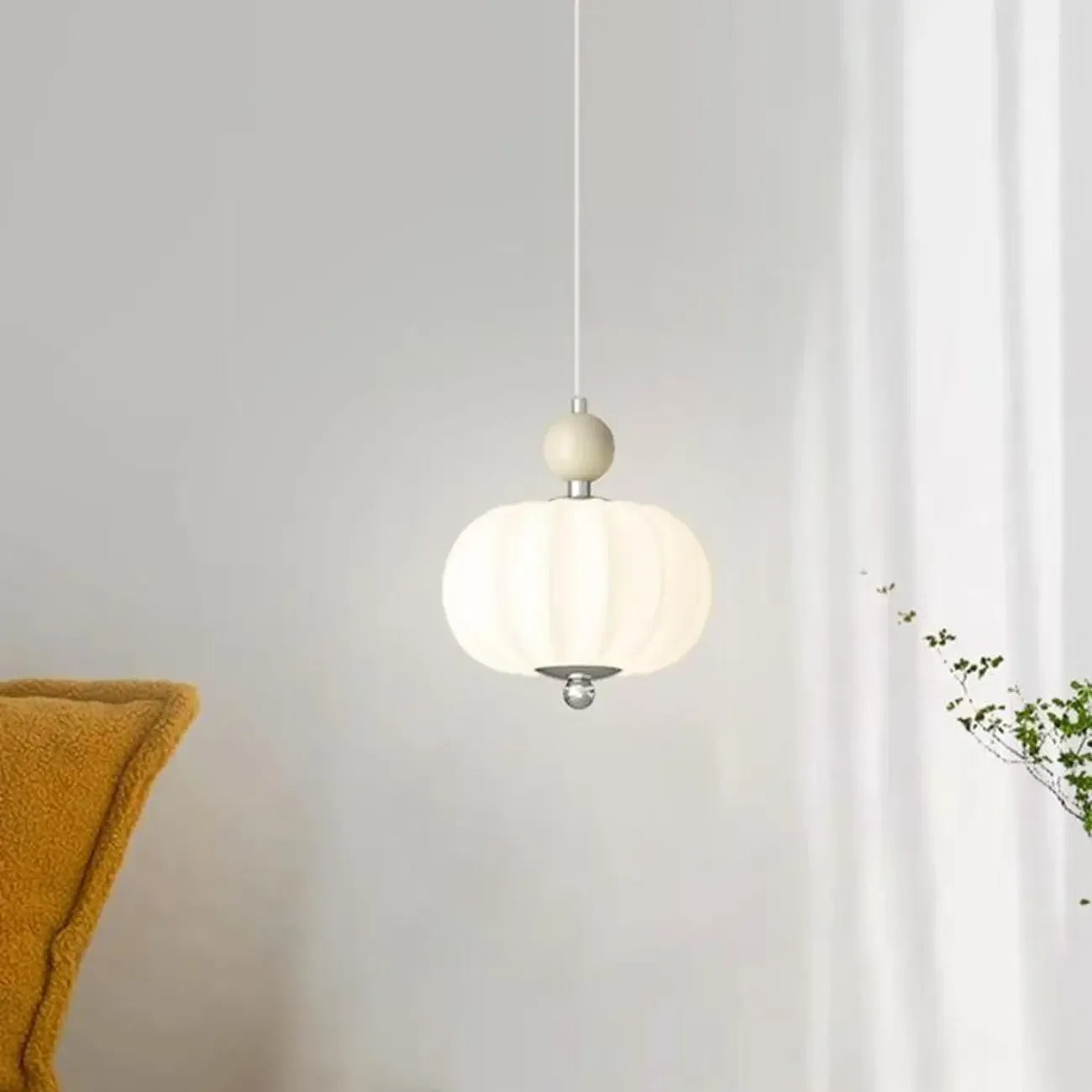 Suspension LED élégante en verre opalin avec détails de perles