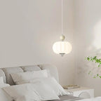Suspension LED élégante en verre opalin avec détails de perles