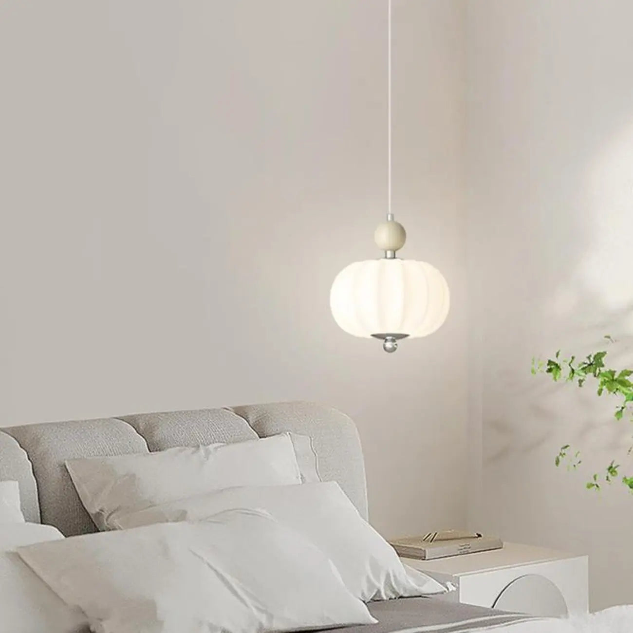 Suspension LED élégante en verre opalin avec détails de perles