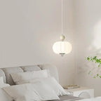 Suspension LED élégante en verre opalin avec détails de perles