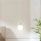 Suspension LED élégante en verre opalin avec détails de perles