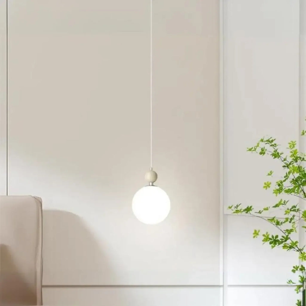 Suspension LED élégante en verre opalin avec détails de perles