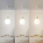 Suspension LED élégante en verre opalin avec détails de perles