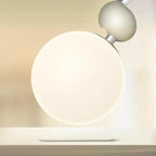 Suspension LED élégante en verre opalin avec détails de perles