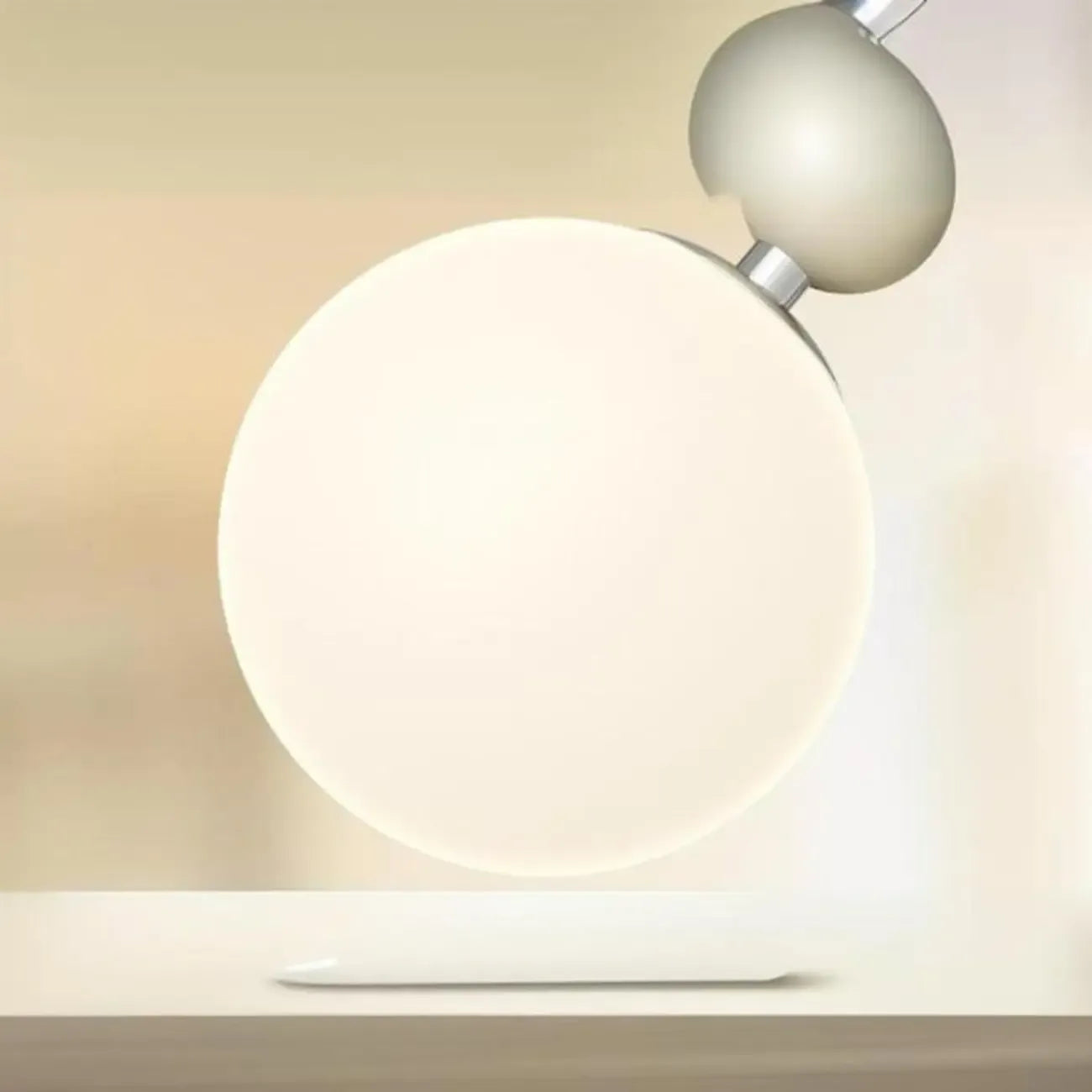 Suspension LED élégante en verre opalin avec détails de perles
