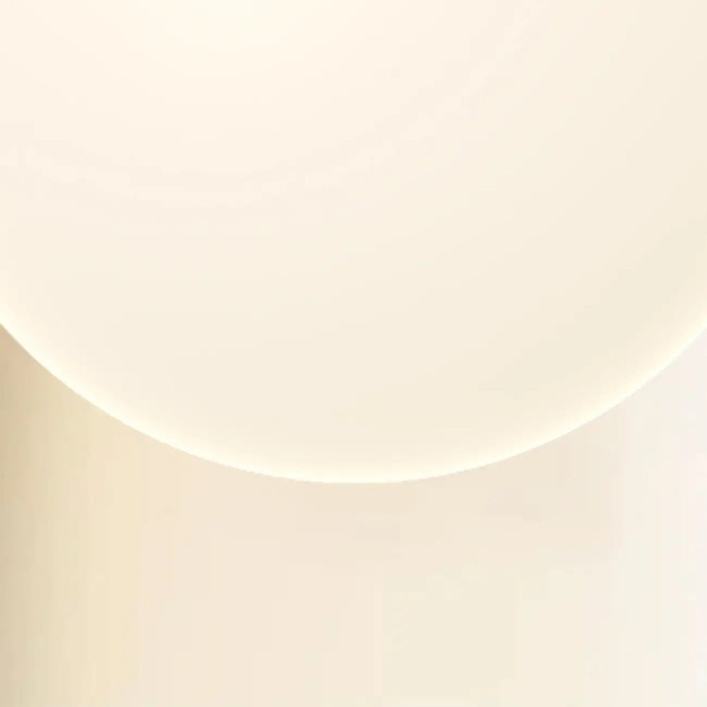 Suspension LED élégante en verre opalin avec détails de perles