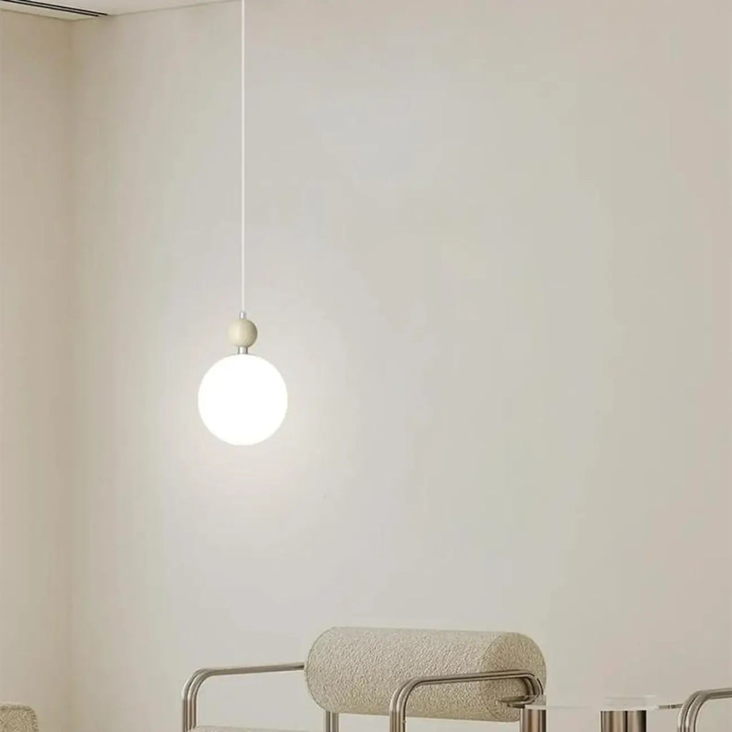 Suspension LED élégante en verre opalin avec détails de perles