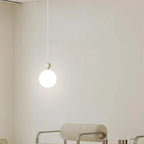 Suspension LED élégante en verre opalin avec détails de perles