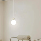 Suspension LED élégante en verre opalin avec détails de perles