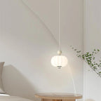 Suspension LED élégante en verre opalin avec détails de perles