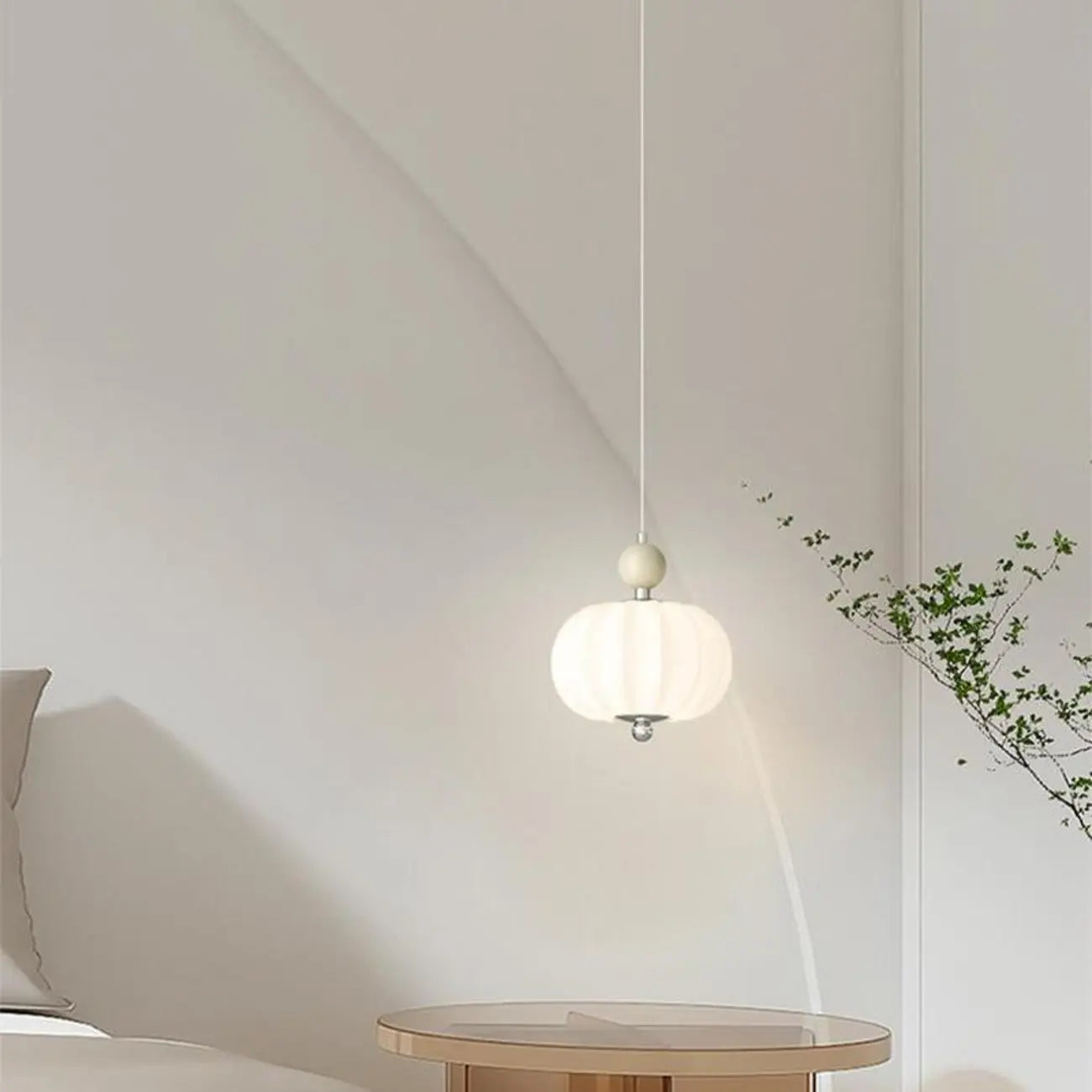 Suspension LED élégante en verre opalin avec détails de perles