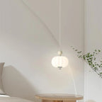 Suspension LED élégante en verre opalin avec détails de perles