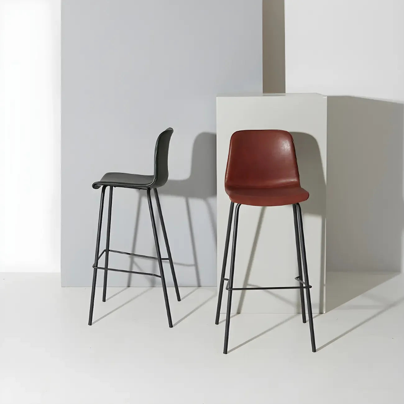 Tabourets de bar en cuir avec dossier et structure en métal marron