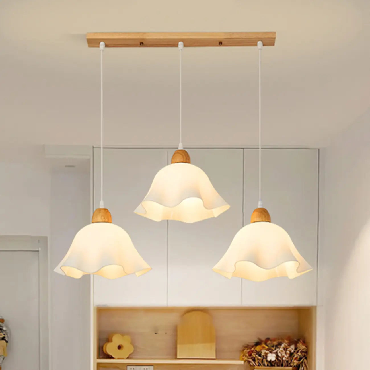 Suspension LED florale en verre opale à 3 lumières pour salle à manger