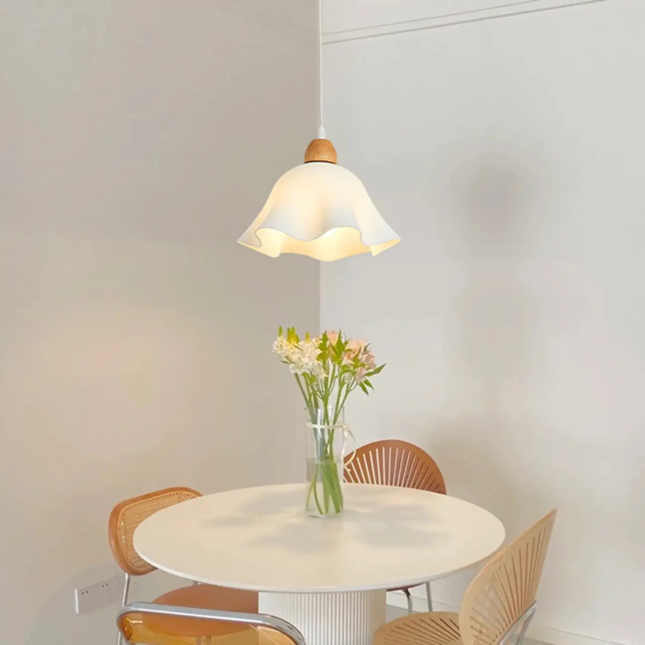Suspension LED florale en verre opale à 3 lumières pour salle à manger