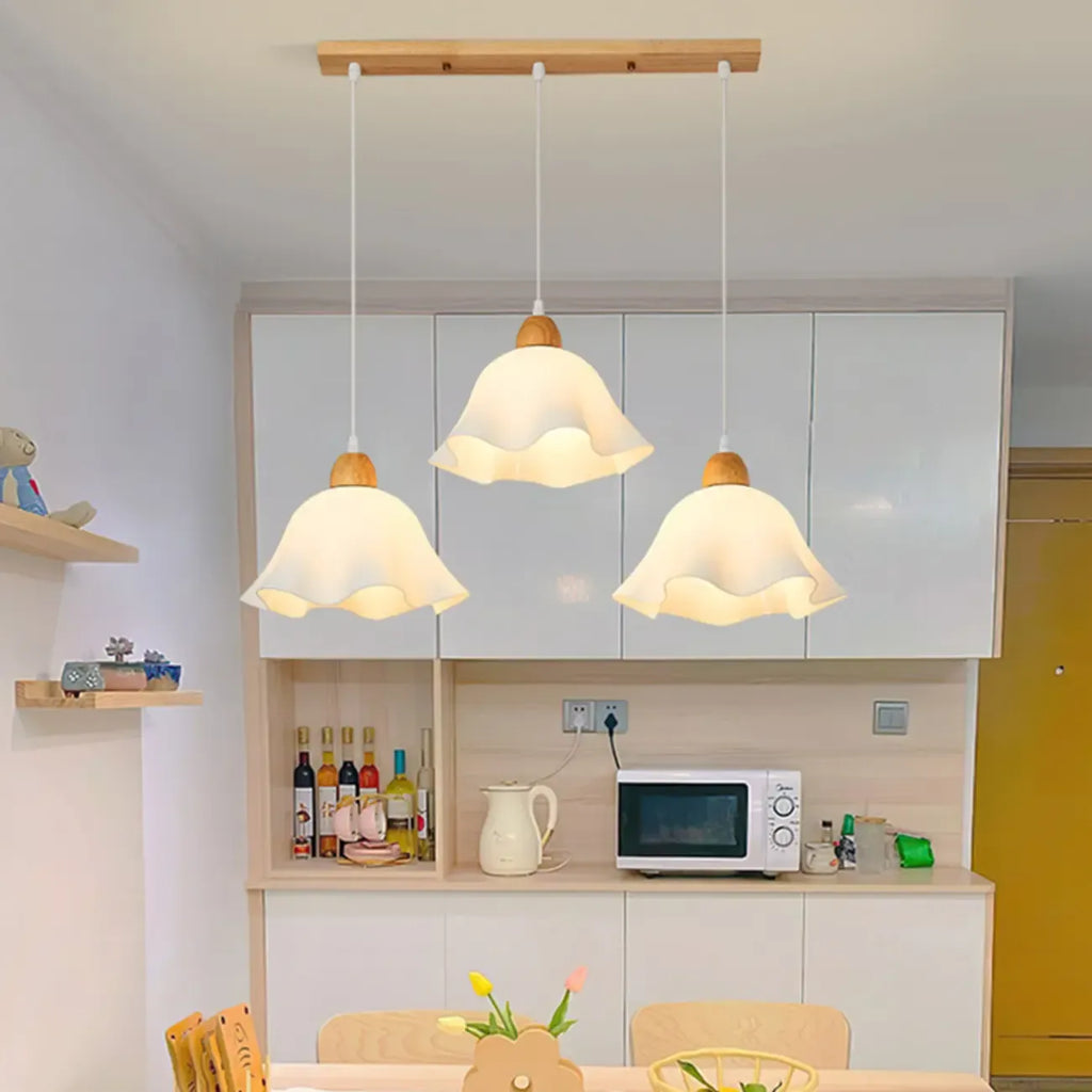 Suspension LED florale en verre opale à 3 lumières pour salle à manger
