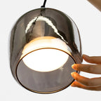 Suspension moderne à 3 lumières en verre noir en forme de bocal