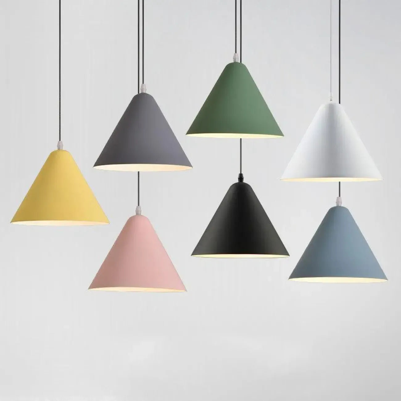 Suspension minimaliste en aluminium coloré en forme de cône