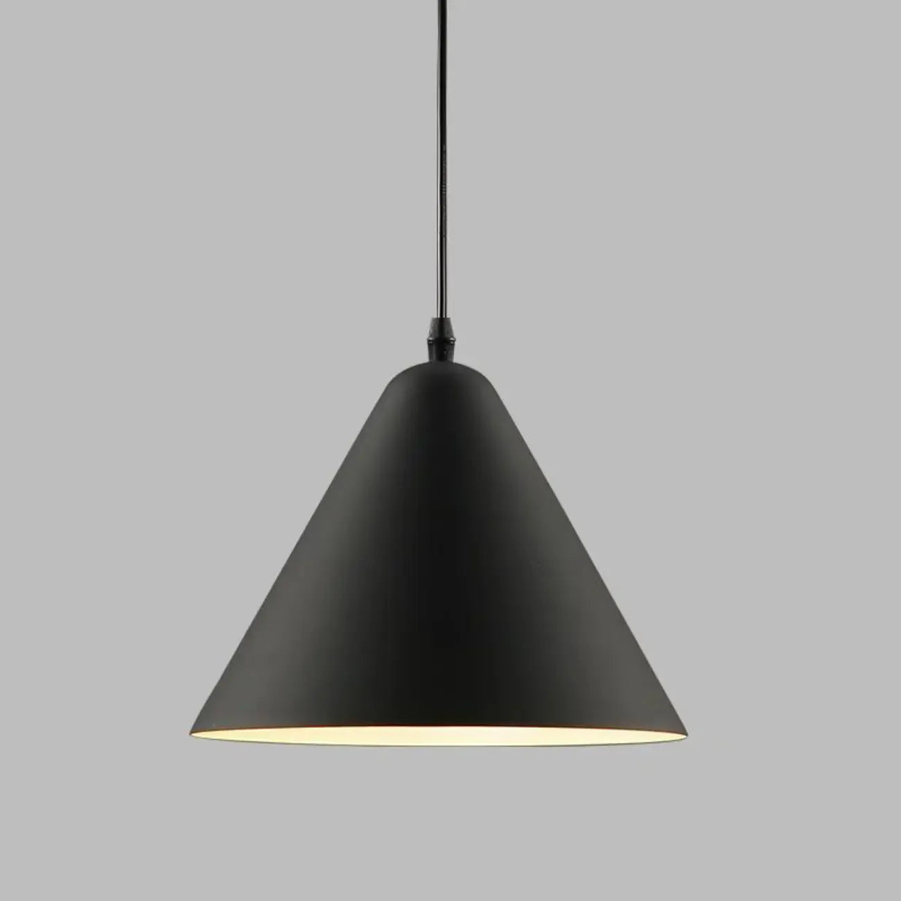 Suspension minimaliste en aluminium coloré en forme de cône