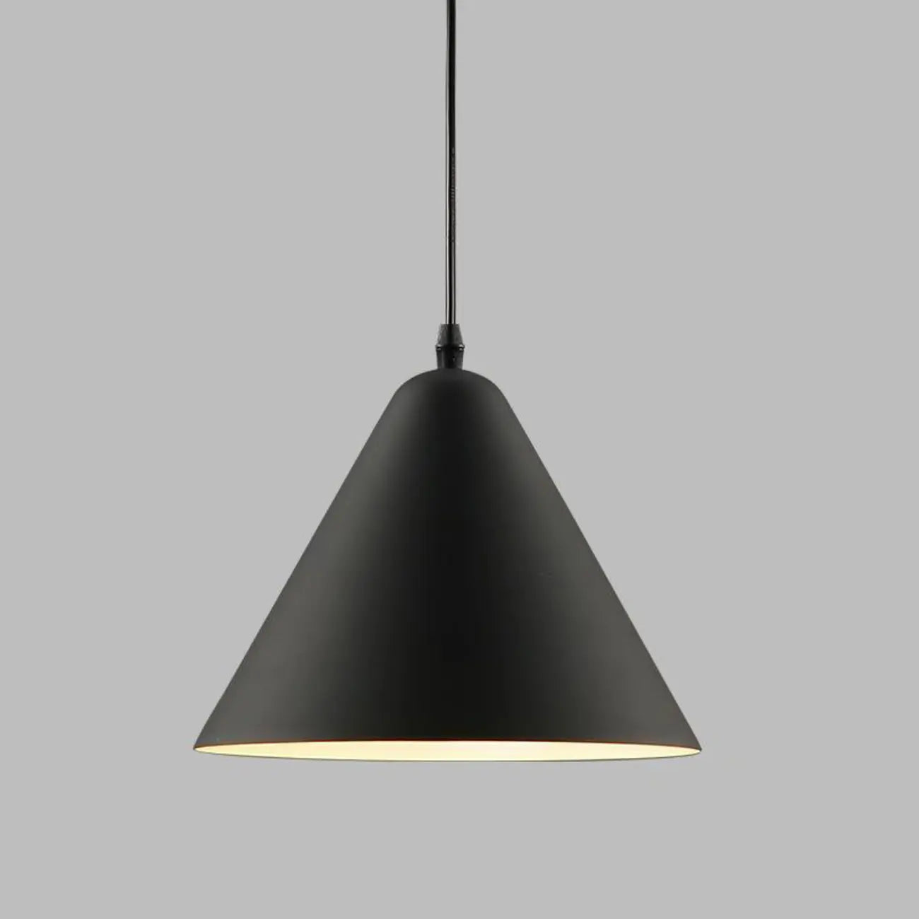 Suspension minimaliste en aluminium coloré en forme de cône